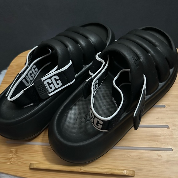 Ugg “Yeah Slide” - Picture 1 of 5